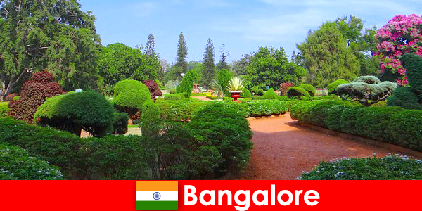 방갈로르의 휴가 여행자는 부드러운 아름다운 공원과 정원을 좋아합니다.
