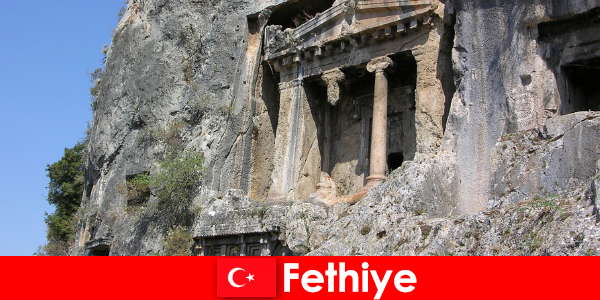 많은 기념물과 바다에 의해 고대 도시 페티예