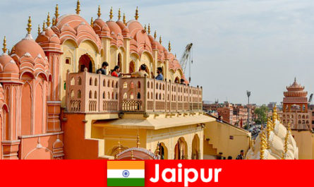 인도의 자이푸르에서 인상적인 궁전과 최신 패션은 관광객을 찾을 수