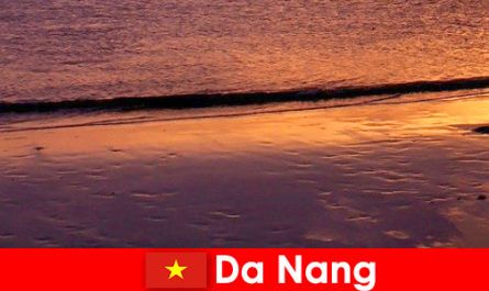 다낭은 베트남 중부의 해안 마을이며 모래 해변으로 인기가 있습니다.