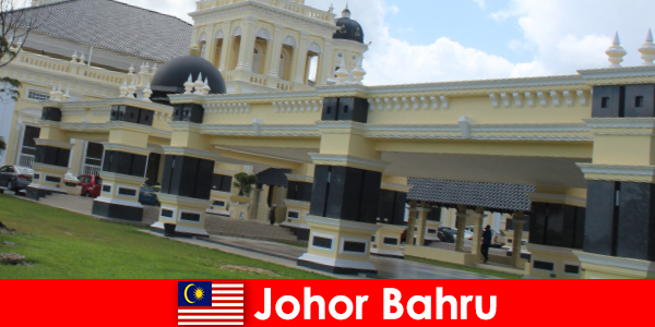 항구의 조호르 바루 (Johor Bahru)는 오래된 모스크뿐만 아니라 관광객을 찾는다.