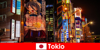 도쿄의 젊은 관광객을위한 일본 만화의 세계에 빠져 보세요.