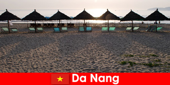 다낭 베트남에서 휴가를 즐기는 아름다운 모래 해변에 있는 고급 리조트