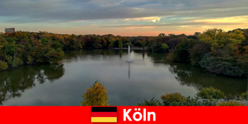 쾰른 독일의 자연 공원에서 숲산과 호수를 통해 자연 투어