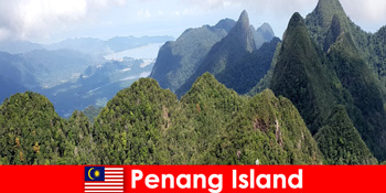 말레이시아 페낭 섬의 푸니쿨라로 멋진 자연을 탐험하는 휴가여행자들