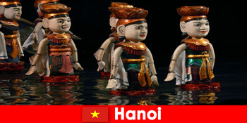하노이 베트남의 수상 인형극에서 잘 알려진 공연이 낯선 사람들에게 영감을 불어넣습니다.