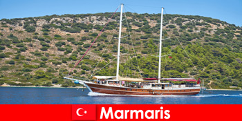 마르마리스 터키에서 인기있는 보트 투어와 젊은 관광객을위한 휴가 여행