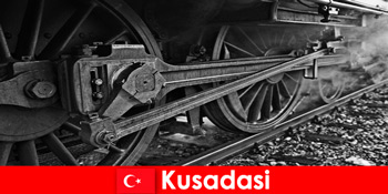 쿠사다시 터키의 오래된 기관차 야외 박물관을 방문하는 취미 관광객