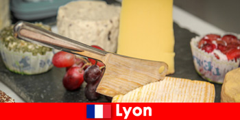 휴가객들은 리옹 프랑스에서 요리의 즐거움을 만끽합니다.