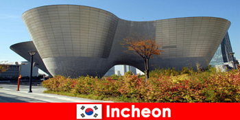 외국인들은 인천 한국의 근대성과 고대 전통에 깊은 인상을 남깁니다.