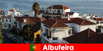 유럽에서 인기있는 휴양지는 모든 관광객을위한 포르투갈의 Albufeira입니다.