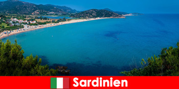 환상적인 해변이 사르데냐 이탈리아에서 관광객을 기다리고 있습니다.
