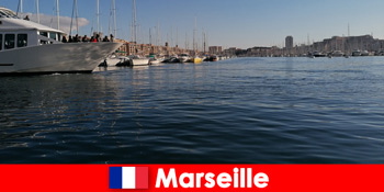 마르세유 프랑스 항구에서 관광객을위한 맛있는 지중해 요리를 즐기십시오.