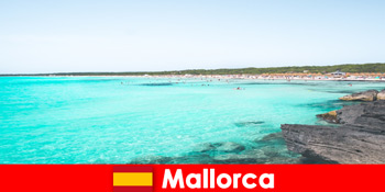 마요르카 스페인에서 수영하기 좋은 만과 수정처럼 맑은 물
