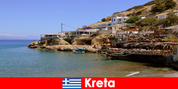 크레타 여행자들은 그리스에서 현지 요리와 많은 자연을 경험합니다.