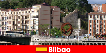 전 세계 문화 관광객을 위한 스페인 빌바오 시내 여행